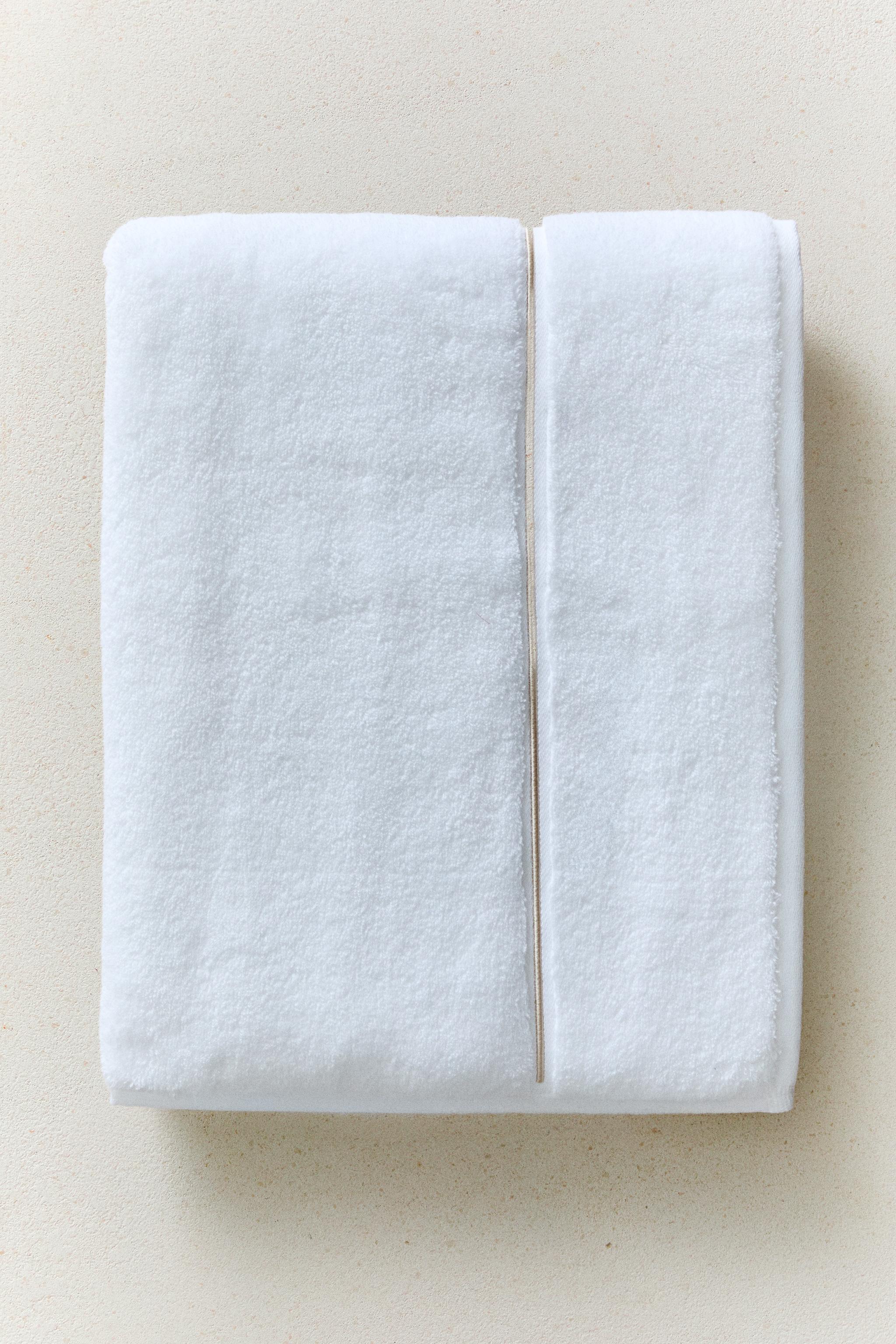 SERVIETTE DE BAIN FESTONNÉE BRODÉE